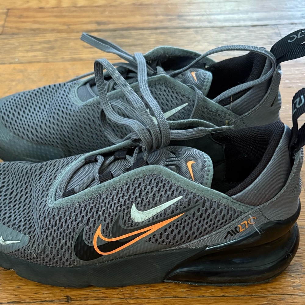 Nike Air Max 270 Boy’s Black and Orange Sneakers size 3